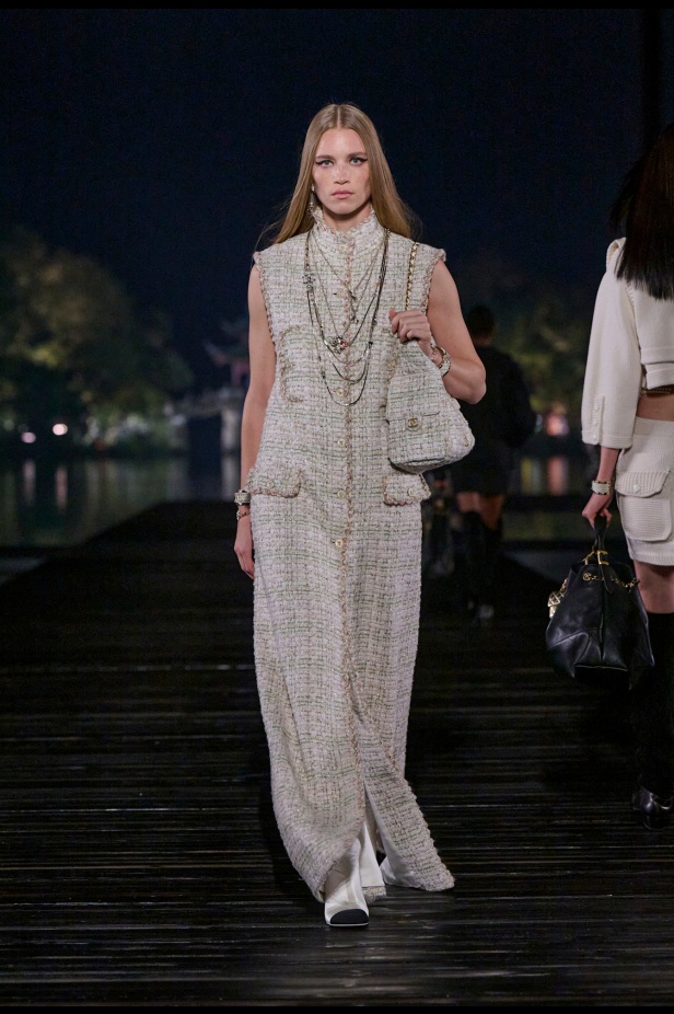 من باريس إلى الصين... مجموعة CHANEL Métiers d’art 2025 تعكس شغف غابرييل شانيل وتدعو لرحلة شعرية 