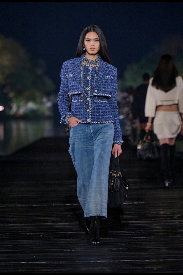 من باريس إلى الصين... مجموعة CHANEL Métiers d’art 2025 تعكس شغف غابرييل شانيل وتدعو لرحلة شعرية 