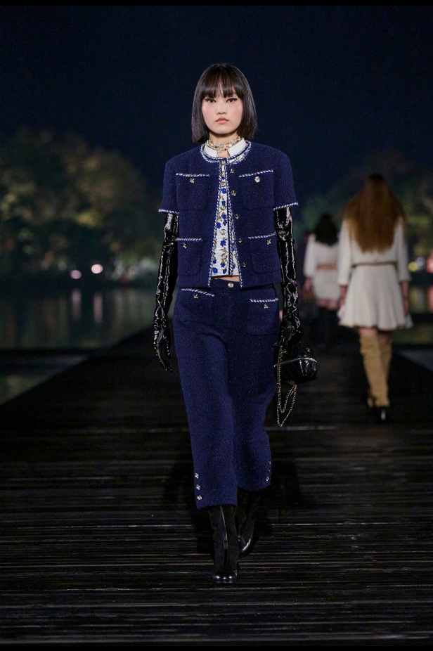 من باريس إلى الصين... مجموعة CHANEL Métiers d’art 2025 تعكس شغف غابرييل شانيل وتدعو لرحلة شعرية 