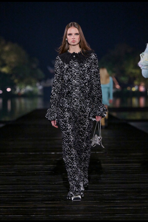 من باريس إلى الصين... مجموعة CHANEL Métiers d’art 2025 تعكس شغف غابرييل شانيل وتدعو لرحلة شعرية 