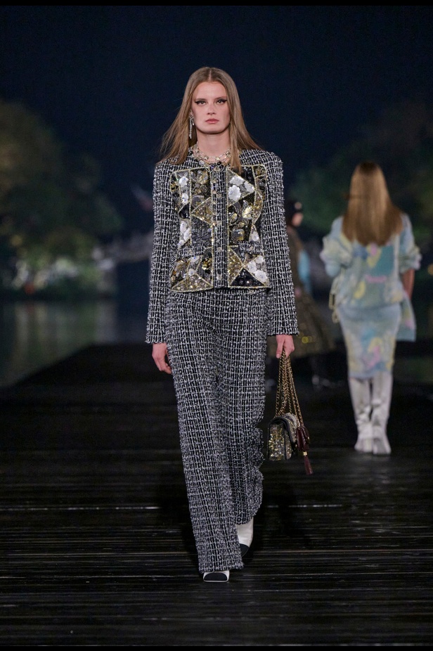من باريس إلى الصين... مجموعة CHANEL Métiers d’art 2025 تعكس شغف غابرييل شانيل وتدعو لرحلة شعرية 