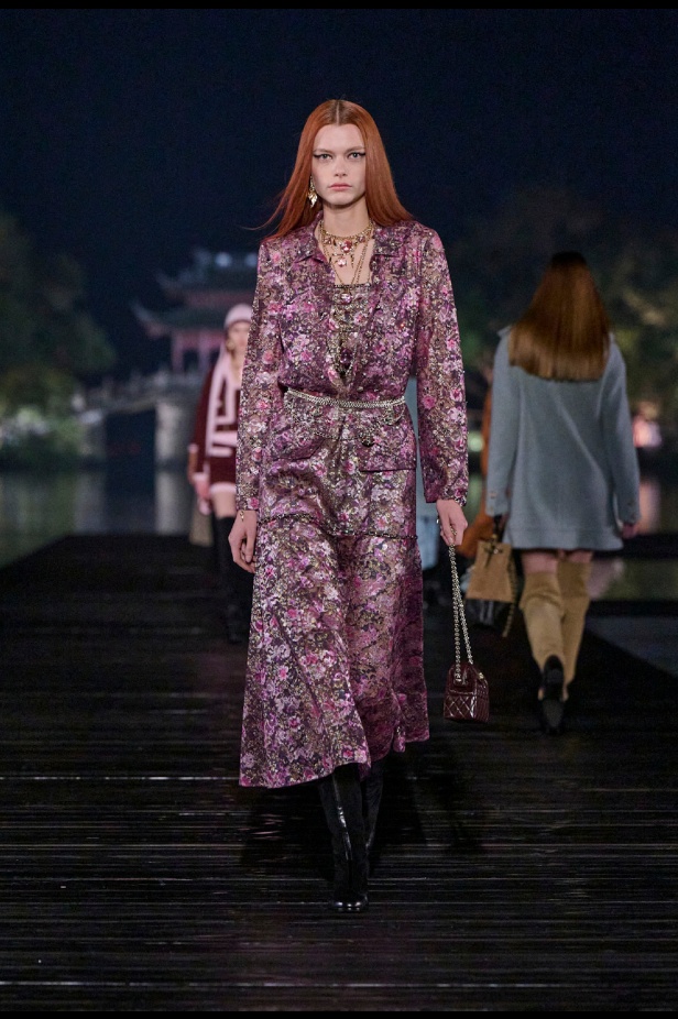 من باريس إلى الصين... مجموعة CHANEL Métiers d’art 2025 تعكس شغف غابرييل شانيل وتدعو لرحلة شعرية 