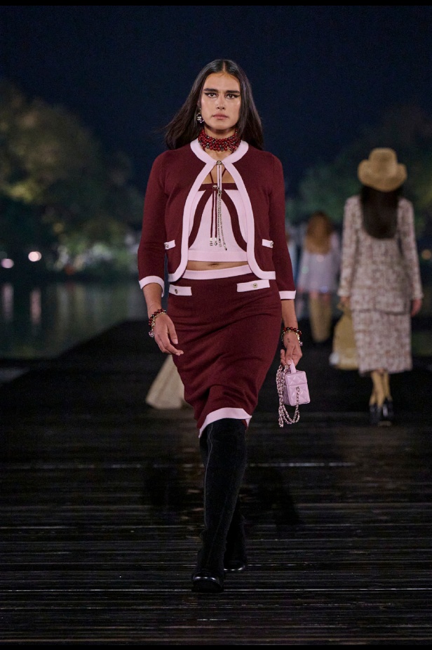 من باريس إلى الصين... مجموعة CHANEL Métiers d’art 2025 تعكس شغف غابرييل شانيل وتدعو لرحلة شعرية 