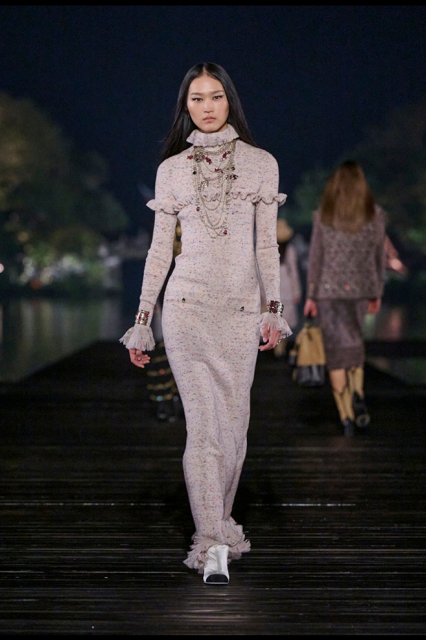 من باريس إلى الصين... مجموعة CHANEL Métiers d’art 2025 تعكس شغف غابرييل شانيل وتدعو لرحلة شعرية 