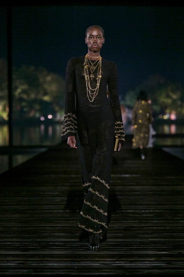 من باريس إلى الصين... مجموعة CHANEL Métiers d’art 2025 تعكس شغف غابرييل شانيل وتدعو لرحلة شعرية 