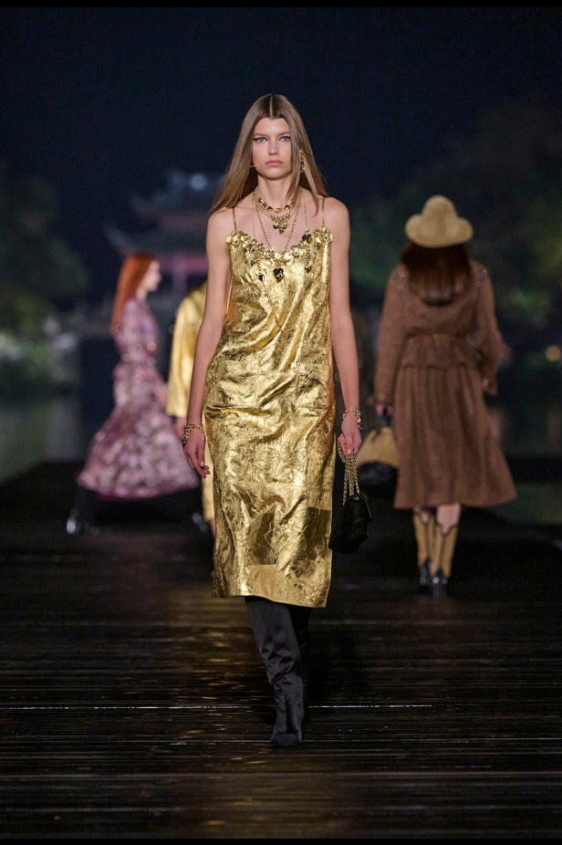 من باريس إلى الصين... مجموعة CHANEL Métiers d’art 2025 تعكس شغف غابرييل شانيل وتدعو لرحلة شعرية 