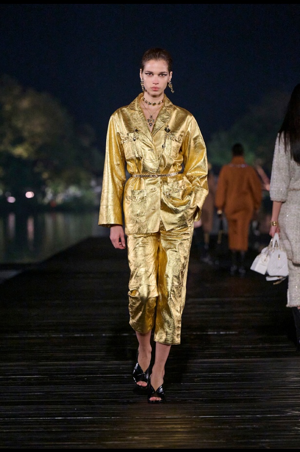 من باريس إلى الصين... مجموعة CHANEL Métiers d’art 2025 تعكس شغف غابرييل شانيل وتدعو لرحلة شعرية 