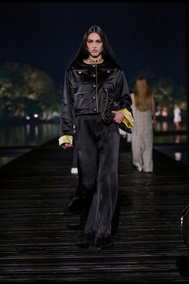 من باريس إلى الصين... مجموعة CHANEL Métiers d’art 2025 تعكس شغف غابرييل شانيل وتدعو لرحلة شعرية 