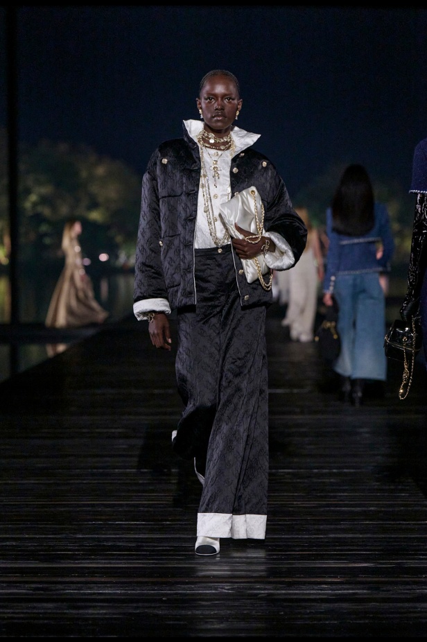من باريس إلى الصين... مجموعة CHANEL Métiers d’art 2025 تعكس شغف غابرييل شانيل وتدعو لرحلة شعرية 