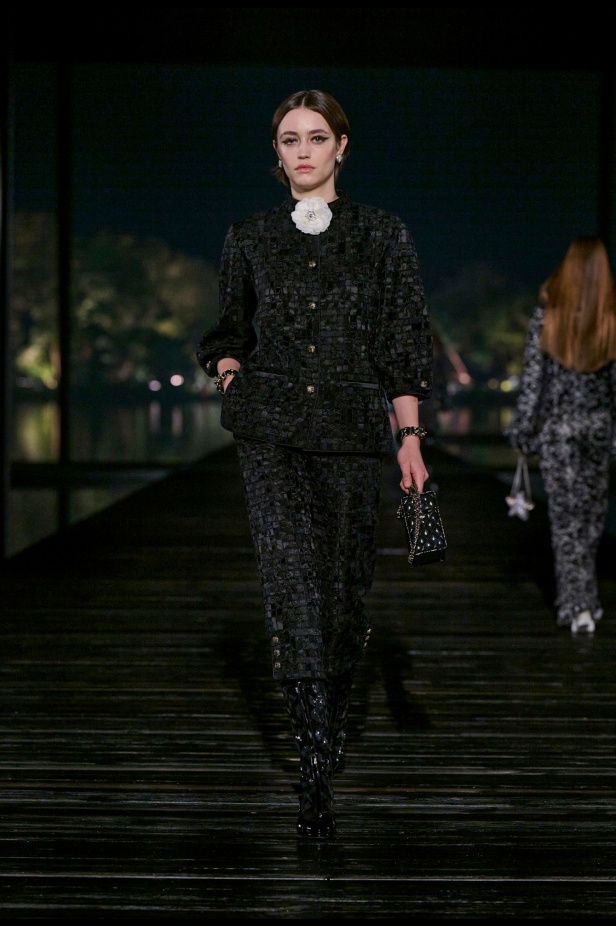 من باريس إلى الصين... مجموعة CHANEL Métiers d’art 2025 تعكس شغف غابرييل شانيل وتدعو لرحلة شعرية 