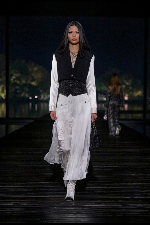 من باريس إلى الصين... مجموعة CHANEL Métiers d’art 2025 تعكس شغف غابرييل شانيل وتدعو لرحلة شعرية 