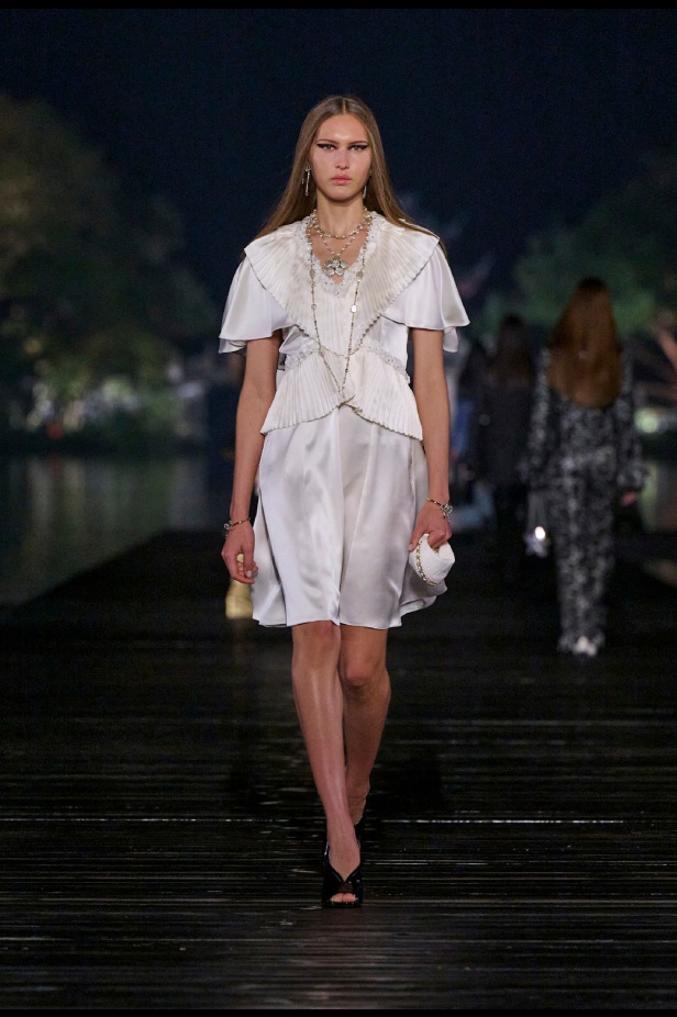 من باريس إلى الصين... مجموعة CHANEL Métiers d’art 2025 تعكس شغف غابرييل شانيل وتدعو لرحلة شعرية 