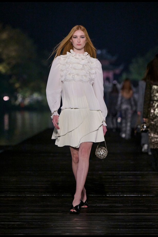 من باريس إلى الصين... مجموعة CHANEL Métiers d’art 2025 تعكس شغف غابرييل شانيل وتدعو لرحلة شعرية 