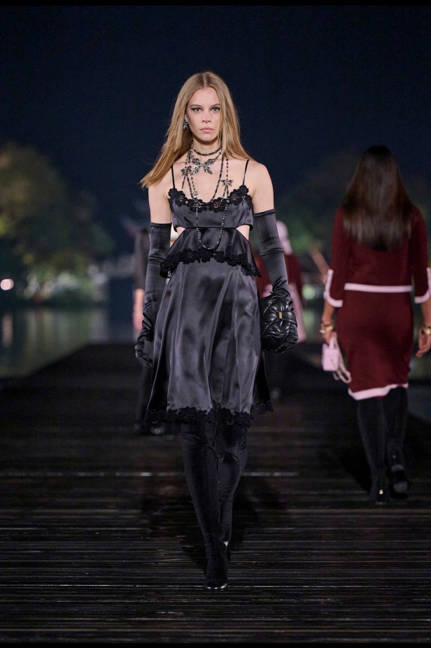 من باريس إلى الصين... مجموعة CHANEL Métiers d’art 2025 تعكس شغف غابرييل شانيل وتدعو لرحلة شعرية 