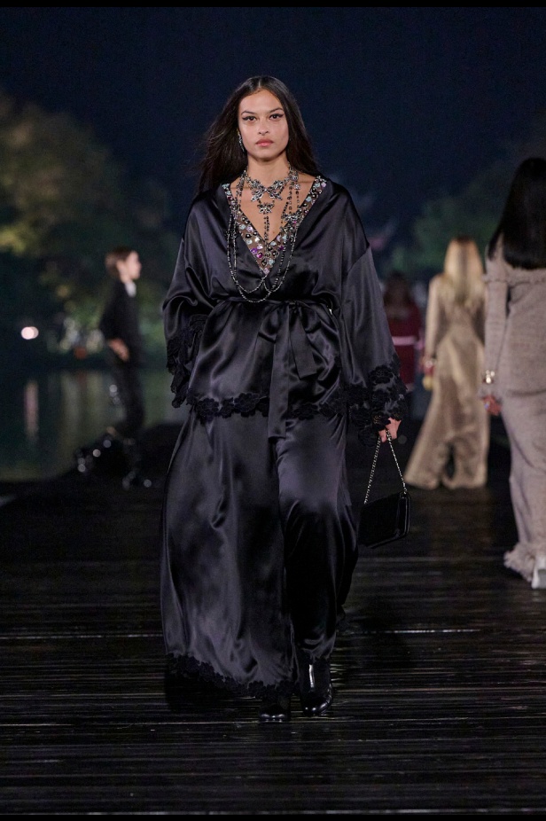 من باريس إلى الصين... مجموعة CHANEL Métiers d’art 2025 تعكس شغف غابرييل شانيل وتدعو لرحلة شعرية 