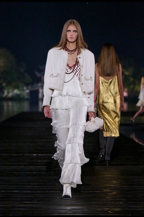 من باريس إلى الصين... مجموعة CHANEL Métiers d’art 2025 تعكس شغف غابرييل شانيل وتدعو لرحلة شعرية 