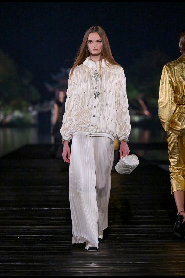 من باريس إلى الصين... مجموعة CHANEL Métiers d’art 2025 تعكس شغف غابرييل شانيل وتدعو لرحلة شعرية 