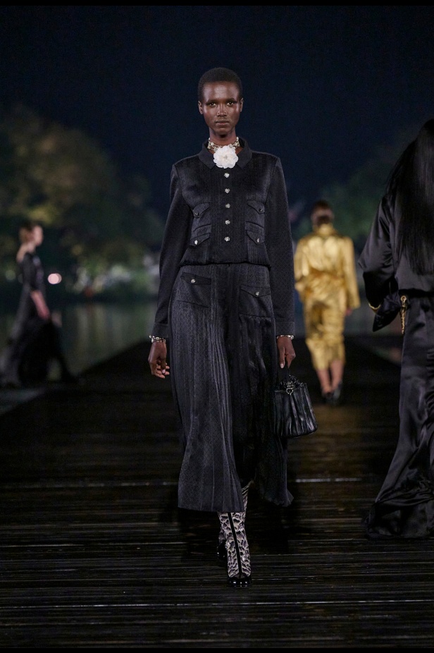 من باريس إلى الصين... مجموعة CHANEL Métiers d’art 2025 تعكس شغف غابرييل شانيل وتدعو لرحلة شعرية 