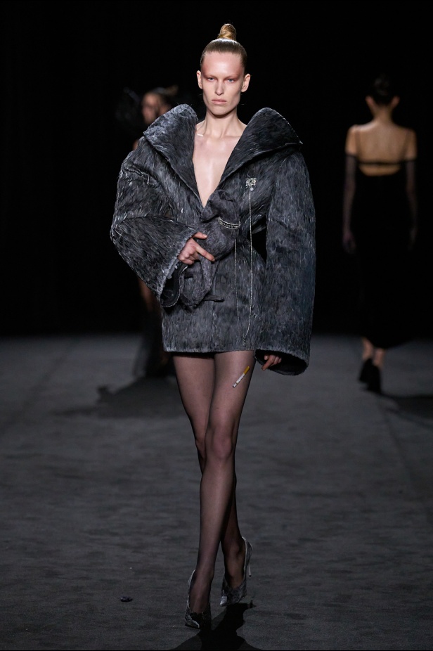 قصيدة من المُخمل والضوء الخافت في مجموعة أشي ستوديو لربيع 2025 للأزياء الراقية (فيديو)