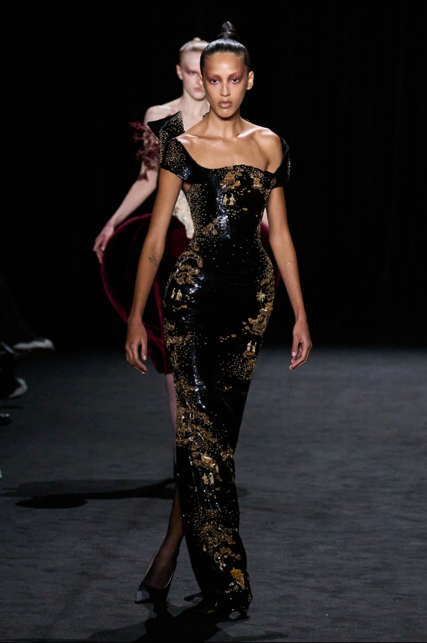 قصيدة من المُخمل والضوء الخافت في مجموعة أشي ستوديو لربيع 2025 للأزياء الراقية (فيديو)