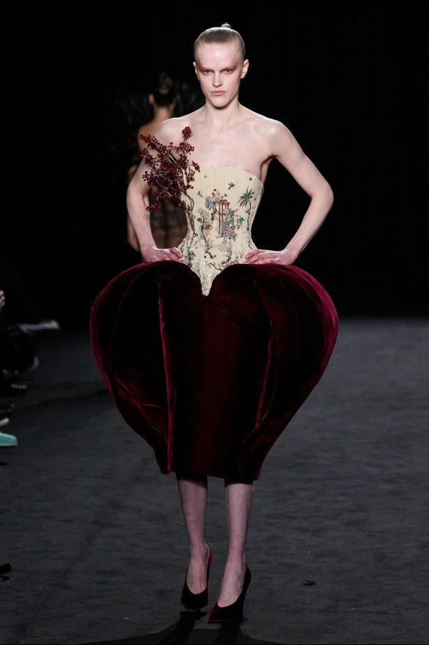 قصيدة من المُخمل والضوء الخافت في مجموعة أشي ستوديو لربيع 2025 للأزياء الراقية (فيديو)