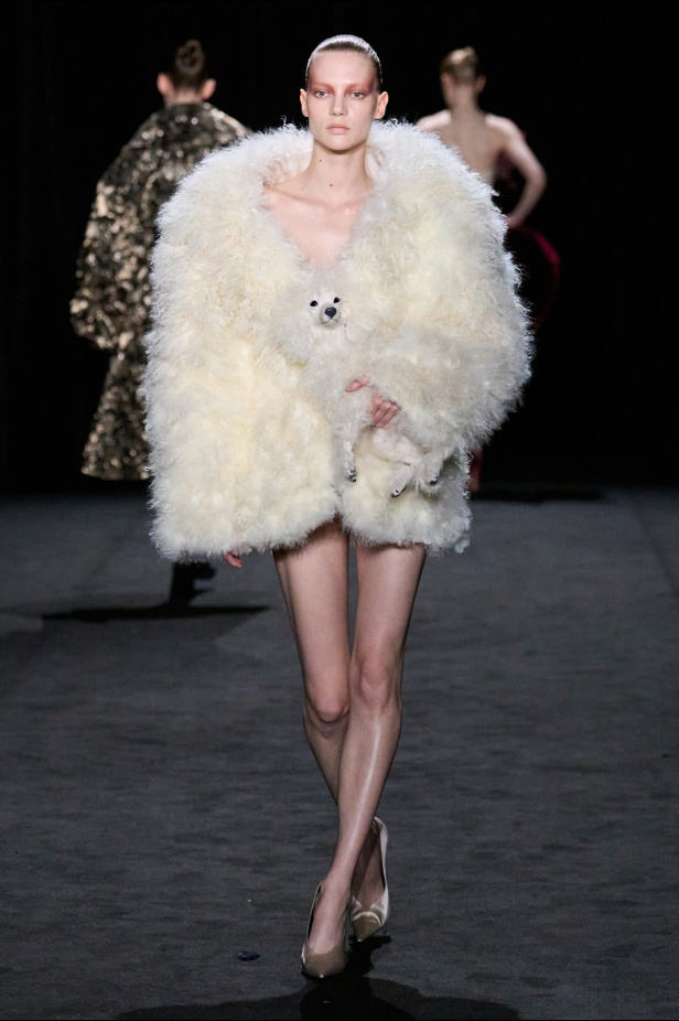 قصيدة من المُخمل والضوء الخافت في مجموعة أشي ستوديو لربيع 2025 للأزياء الراقية (فيديو)