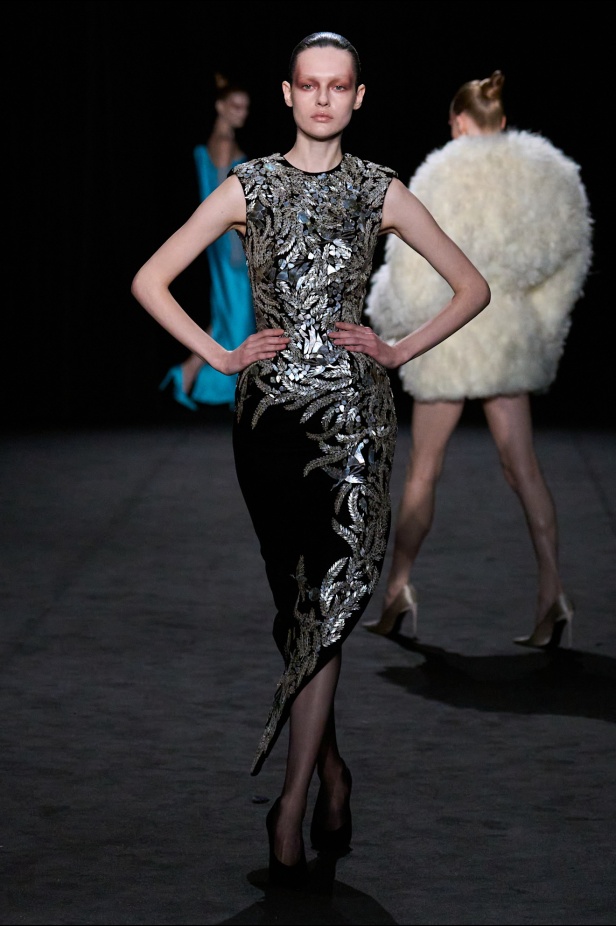 قصيدة من المُخمل والضوء الخافت في مجموعة أشي ستوديو لربيع 2025 للأزياء الراقية (فيديو)