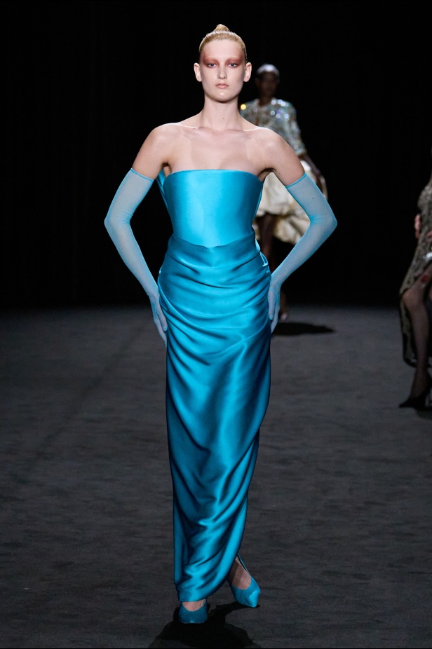 قصيدة من المُخمل والضوء الخافت في مجموعة أشي ستوديو لربيع 2025 للأزياء الراقية (فيديو)