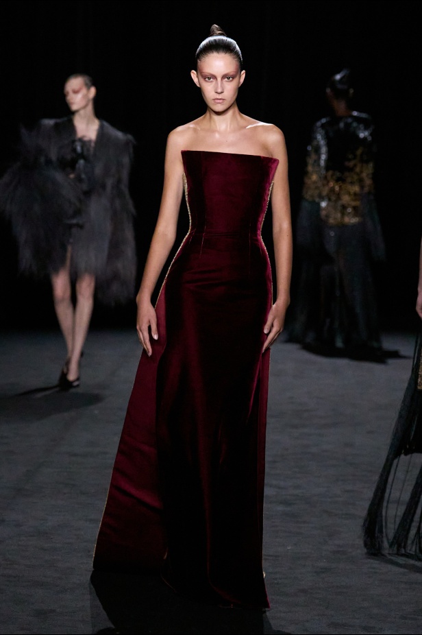 قصيدة من المُخمل والضوء الخافت في مجموعة أشي ستوديو لربيع 2025 للأزياء الراقية (فيديو)