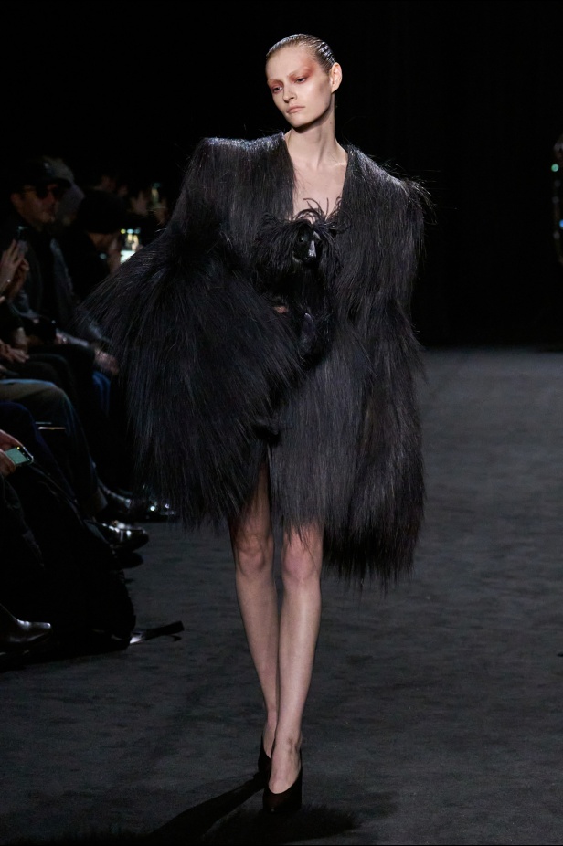 قصيدة من المُخمل والضوء الخافت في مجموعة أشي ستوديو لربيع 2025 للأزياء الراقية (فيديو)