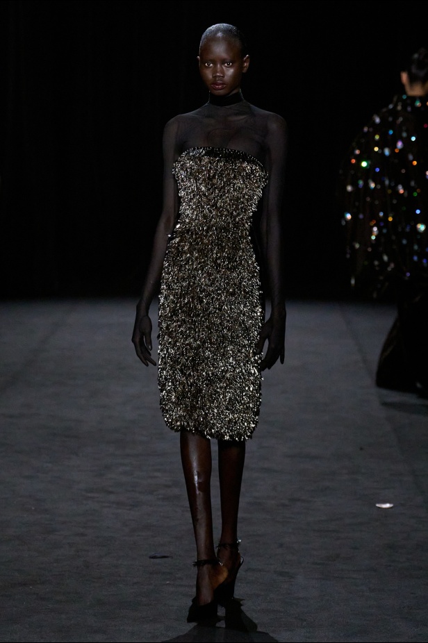 قصيدة من المُخمل والضوء الخافت في مجموعة أشي ستوديو لربيع 2025 للأزياء الراقية (فيديو)