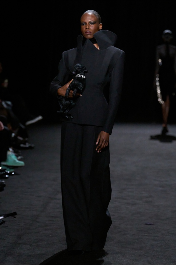 قصيدة من المُخمل والضوء الخافت في مجموعة أشي ستوديو لربيع 2025 للأزياء الراقية (فيديو)