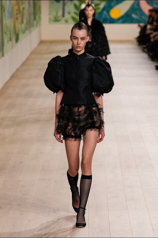 من الفن وحنين الطفولة.. مجموعة كريستيان ديور للهوت كوتور لربيع وصيف 2025 (فيديو)