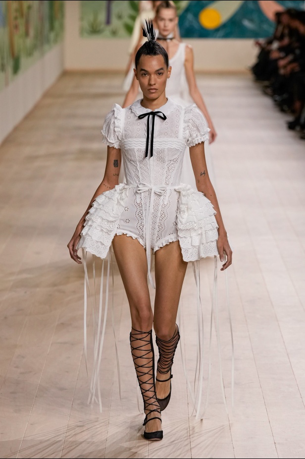 من الفن وحنين الطفولة.. مجموعة كريستيان ديور للهوت كوتور لربيع وصيف 2025 (فيديو)