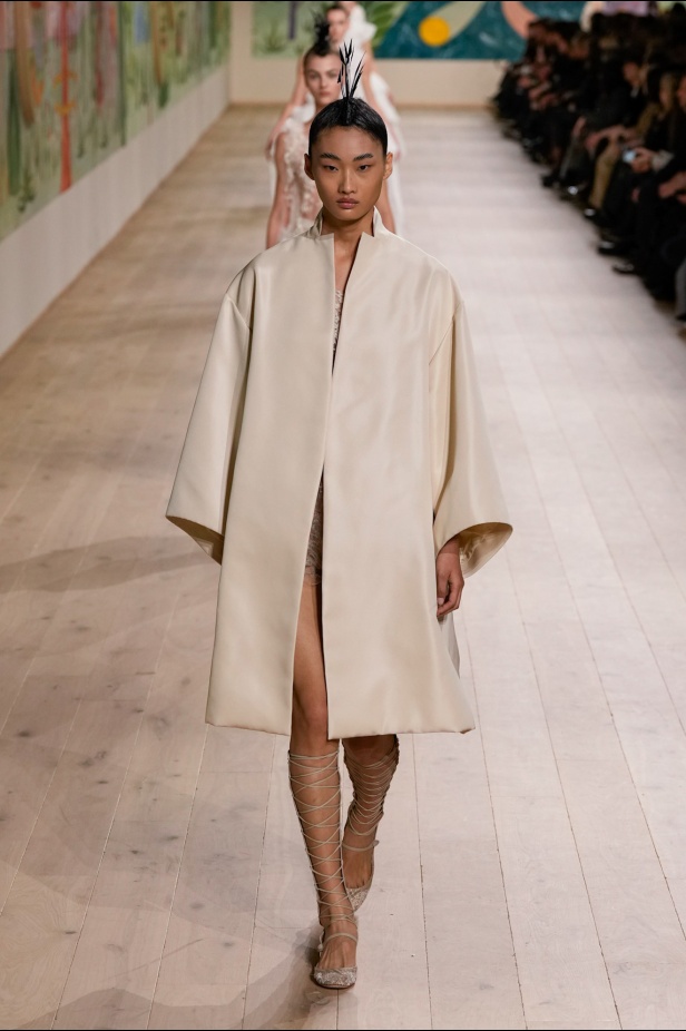 من الفن وحنين الطفولة.. مجموعة كريستيان ديور للهوت كوتور لربيع وصيف 2025 (فيديو)