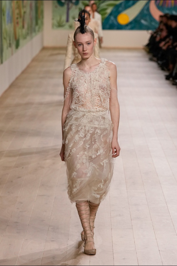 من الفن وحنين الطفولة.. مجموعة كريستيان ديور للهوت كوتور لربيع وصيف 2025 (فيديو)