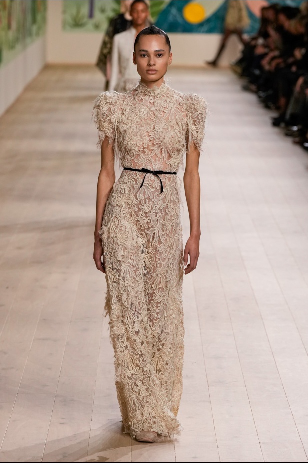 من الفن وحنين الطفولة.. مجموعة كريستيان ديور للهوت كوتور لربيع وصيف 2025 (فيديو)