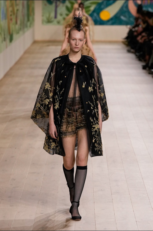 من الفن وحنين الطفولة.. مجموعة كريستيان ديور للهوت كوتور لربيع وصيف 2025 (فيديو)