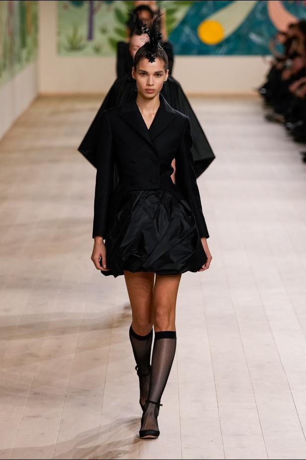 من الفن وحنين الطفولة.. مجموعة كريستيان ديور للهوت كوتور لربيع وصيف 2025 (فيديو)