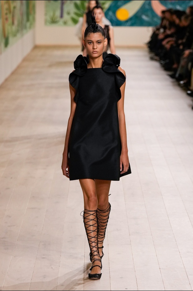 من الفن وحنين الطفولة.. مجموعة كريستيان ديور للهوت كوتور لربيع وصيف 2025 (فيديو)