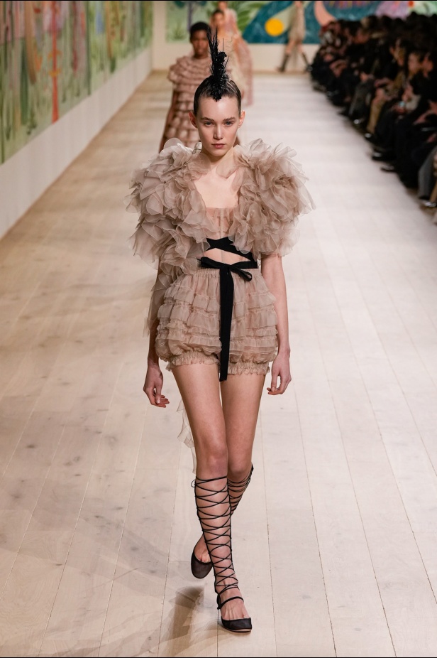 من الفن وحنين الطفولة.. مجموعة كريستيان ديور للهوت كوتور لربيع وصيف 2025 (فيديو)