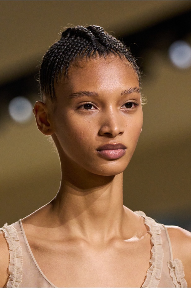 مجموعة كريستيان ديور للهوت كوتور لربيع وصيف 2025