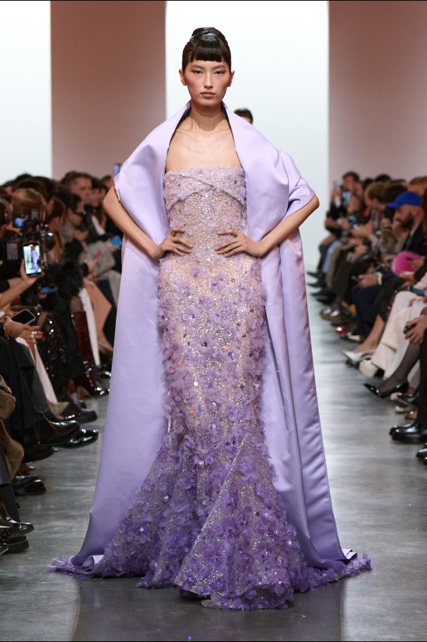 إيلي صعب يبدع بإحياء موضة الجينز في عالم الهوت كوتور.. مجموعة استثنائية وفاخرة (فيديو)