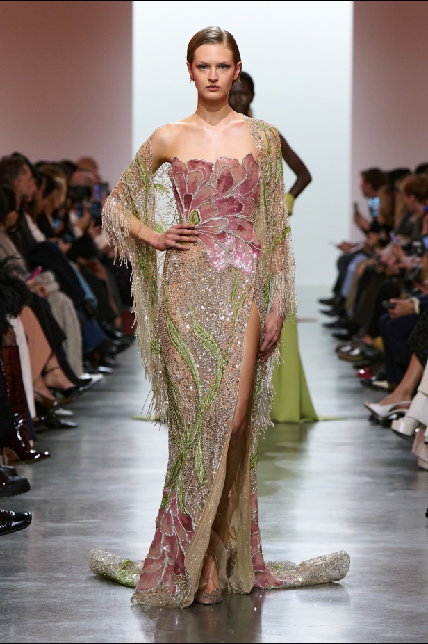 إيلي صعب يبدع بإحياء موضة الجينز في عالم الهوت كوتور.. مجموعة استثنائية وفاخرة (فيديو)