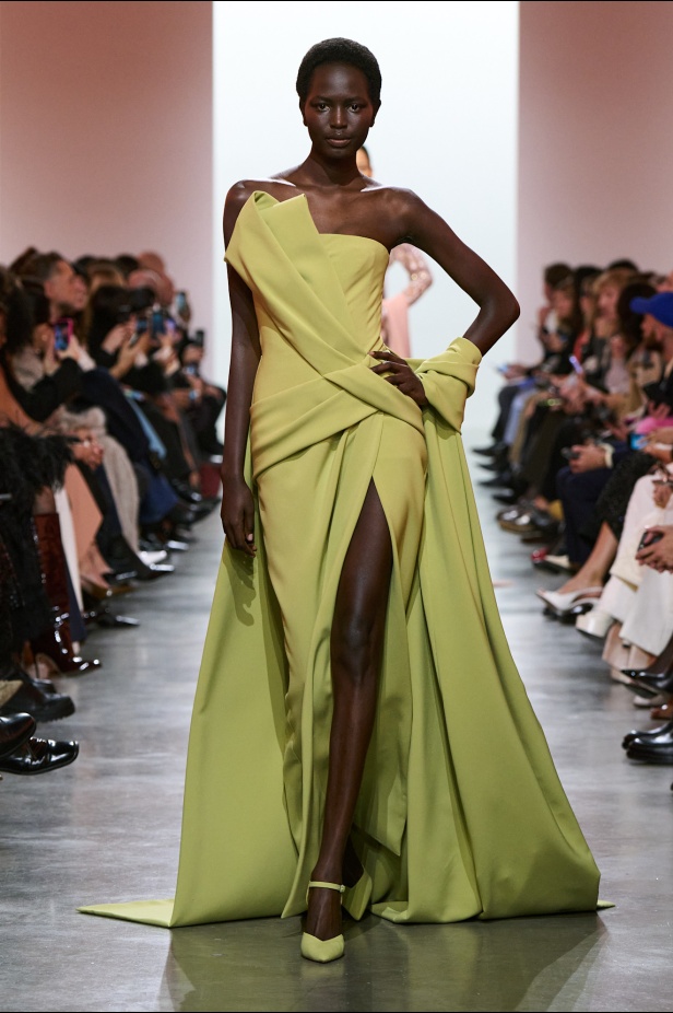 إيلي صعب يبدع بإحياء موضة الجينز في عالم الهوت كوتور.. مجموعة استثنائية وفاخرة (فيديو)