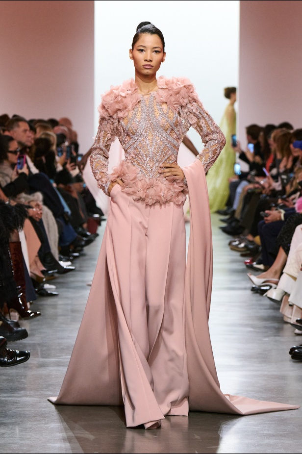 إيلي صعب يبدع بإحياء موضة الجينز في عالم الهوت كوتور.. مجموعة استثنائية وفاخرة (فيديو)