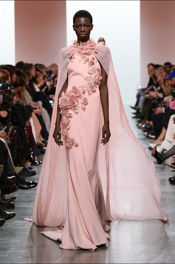 إيلي صعب يبدع بإحياء موضة الجينز في عالم الهوت كوتور.. مجموعة استثنائية وفاخرة (فيديو)