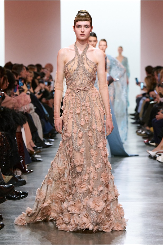 إيلي صعب يبدع بإحياء موضة الجينز في عالم الهوت كوتور.. مجموعة استثنائية وفاخرة (فيديو)