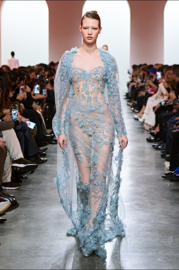 إيلي صعب يبدع بإحياء موضة الجينز في عالم الهوت كوتور.. مجموعة استثنائية وفاخرة (فيديو)