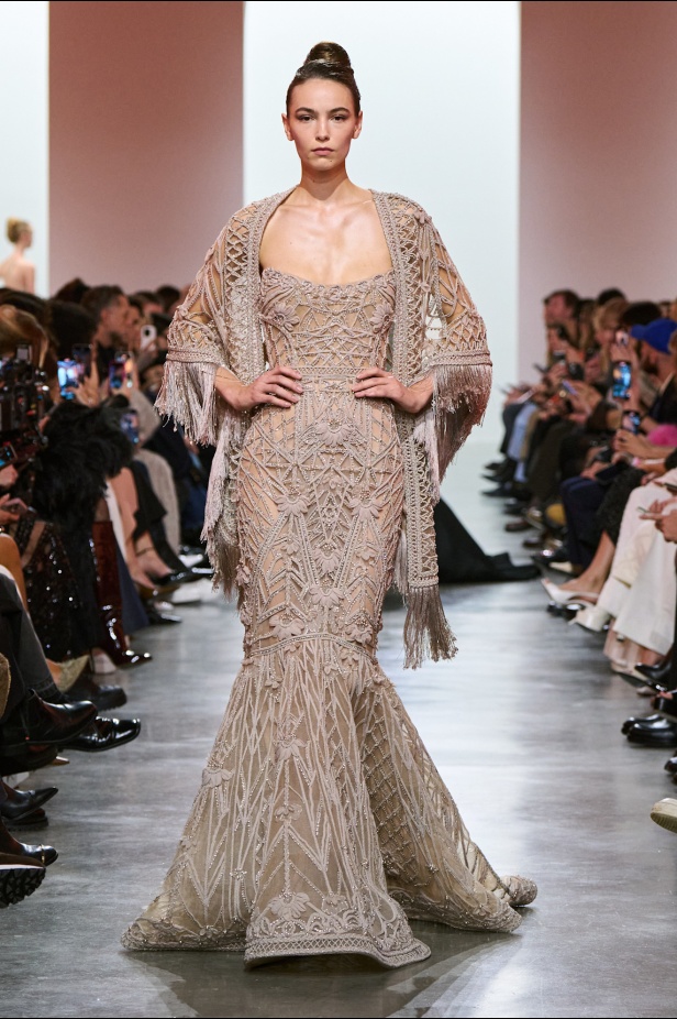 إيلي صعب يبدع بإحياء موضة الجينز في عالم الهوت كوتور.. مجموعة استثنائية وفاخرة (فيديو)